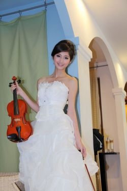 台湾气质美女Emily《唯美白色婚纱》 