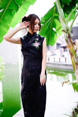 台湾模特阿布《红黑旗袍