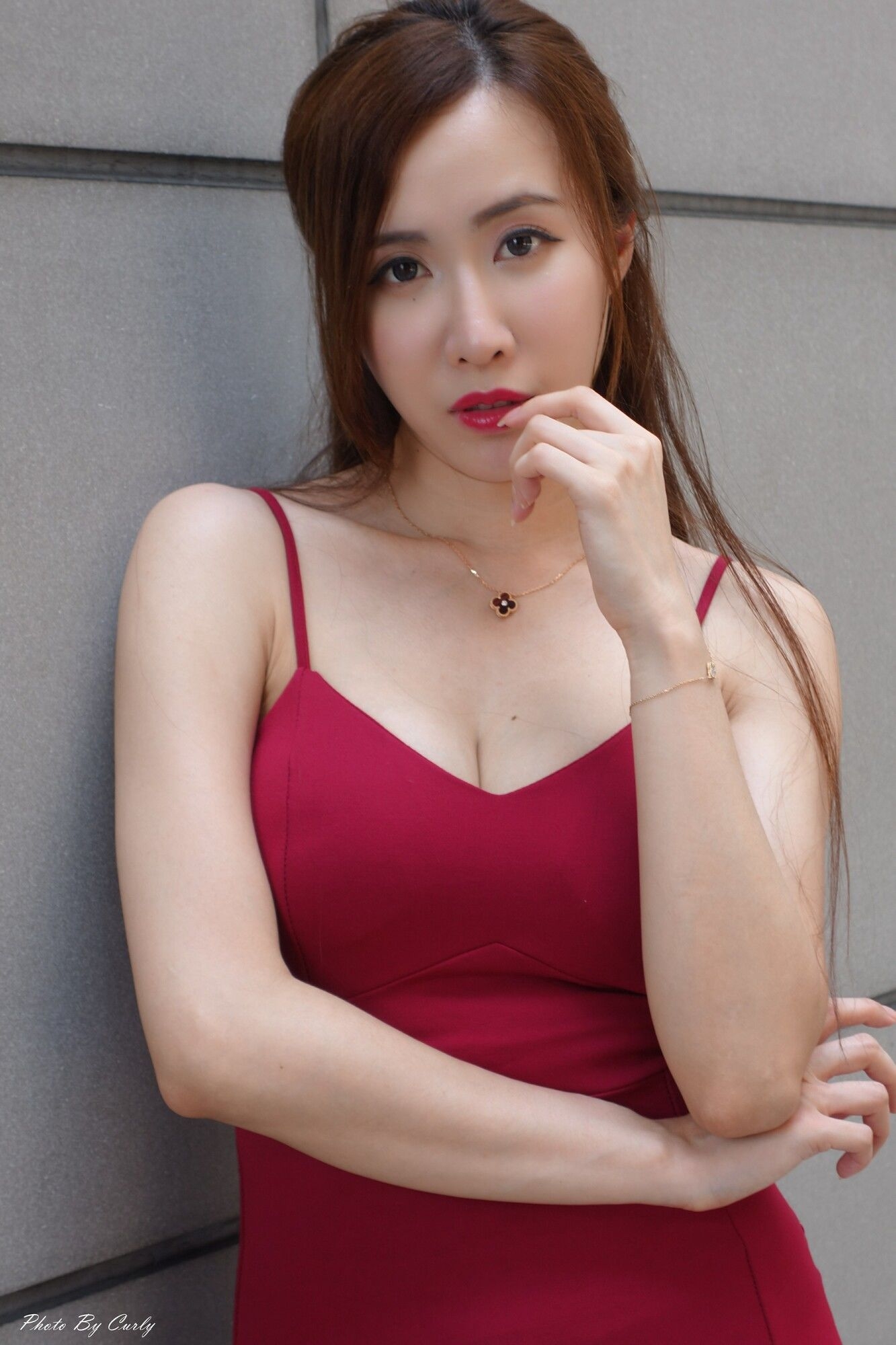[台湾正妹] Dora妍希《高雄巨蛋~吊带包臀红裙》 