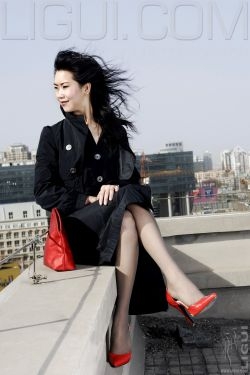 [丽柜LiGui] Model 程海伦《紅與黑》丝足写真图片 