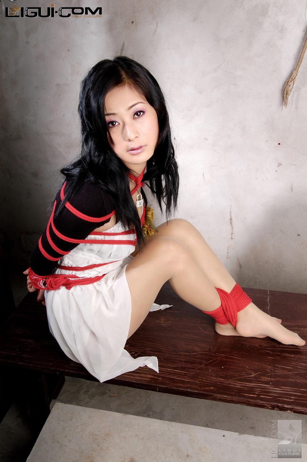 [丽柜美束LiGui] Model Saya《红绳捆绑》美腿玉足写真图片 