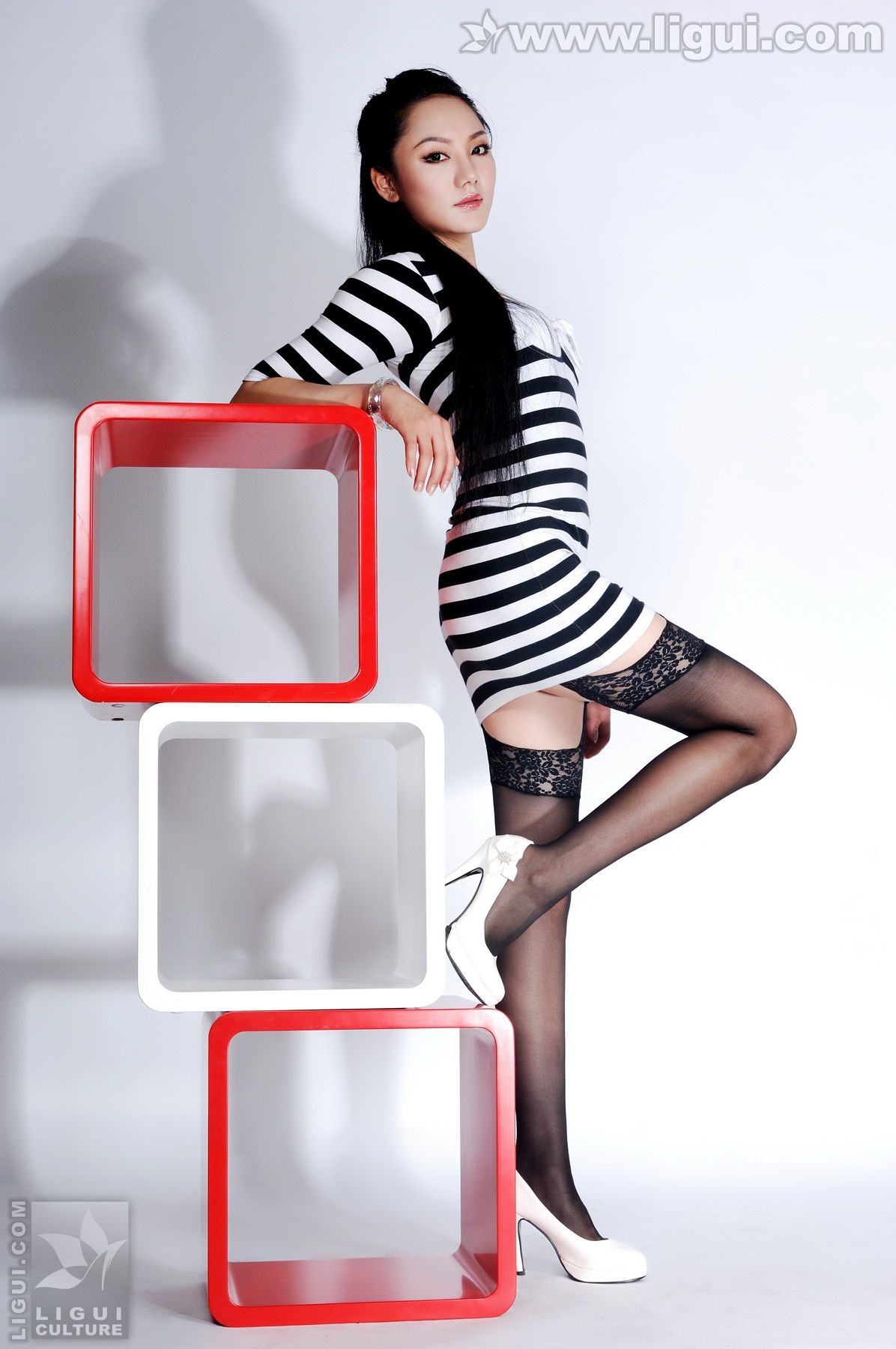 Model 杨紫《简单家居装饰中的丝袜魅力》 [丽柜LiGui] 美腿玉足写真图片  第-1张