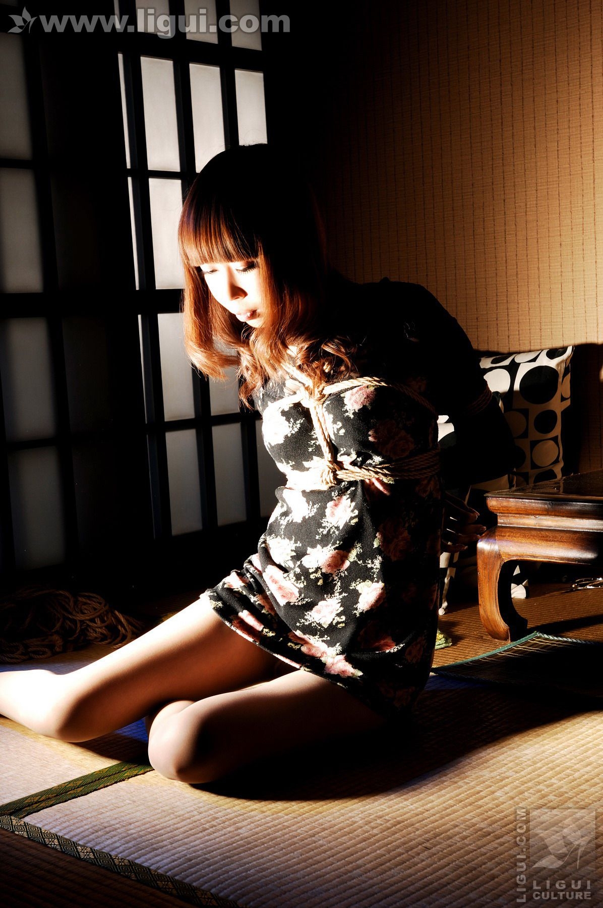 Model Vicky《日本风情之被捆绑的少女》 [丽柜美束LiGui] 美腿玉足写真图片  第-1张